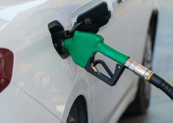 Ministro de Hacienda anuncia que el precio de la gasolina bajará alrededor de $300 en febrero