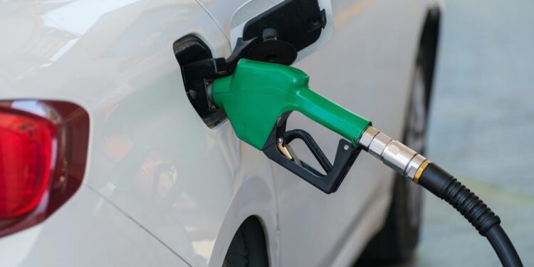 Ministro de Hacienda anuncia que el precio de la gasolina bajará alrededor de $300 en febrero