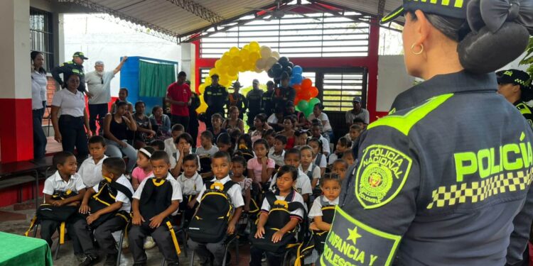 Policía y comunidad transforman escuela rural en Sabanalarga para un regreso a clases digno y seguro