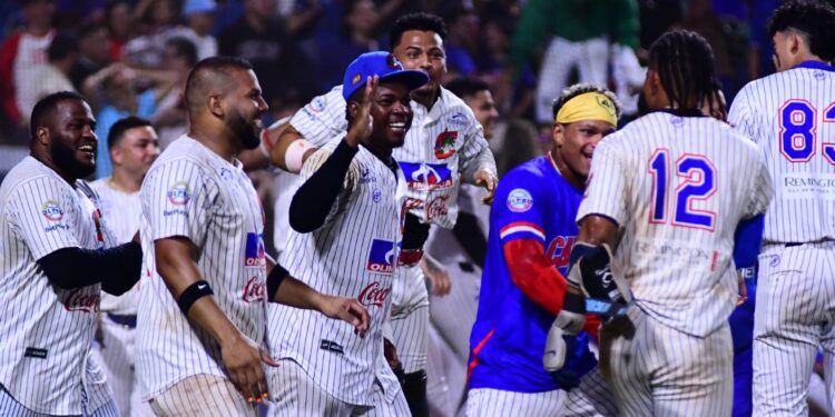 Un jonrón de Carlos Arroyo dejó en el campo a Tigres y dio ventaja a Caimanes