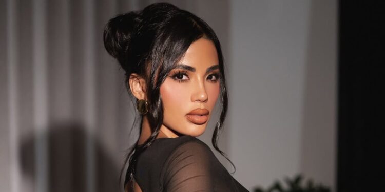 Video | Karina García es captada besando a cantante en concierto de Bad Bunny ¿quién es?