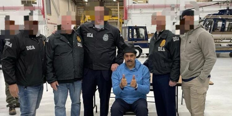 Video: se conocen las primeras imágenes de Nicolás Maduro esposado, escoltado por la DEA y deseando feliz año