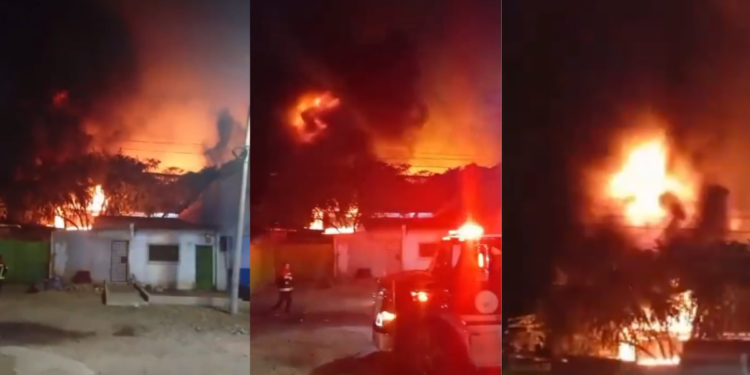 Voraz incendio reduce a cenizas fábrica de colchones en Malambo
