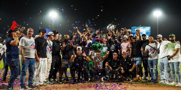 por celebración del título 15 de Caimanes y despedida a Dilson Herrera