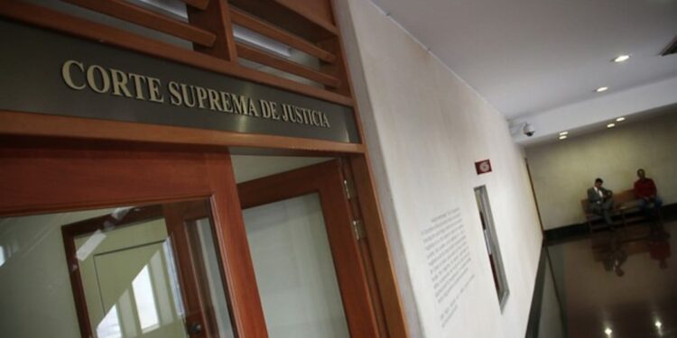 Abogado colombiano fue multado con 26 millones de pesos por usar inteligencia artificial en un recurso