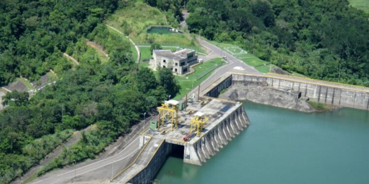 En medio de críticas del presidente Petro, la Hidroeléctrica Urrá anuncia que bajará precios de la energía
