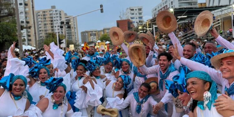 La comparsa distrital brilló en la Guacherna y se despide en grande con la Batalla de Flores – Alcaldía de Barranquilla, Distrito Especial, Industrial y Portuario
