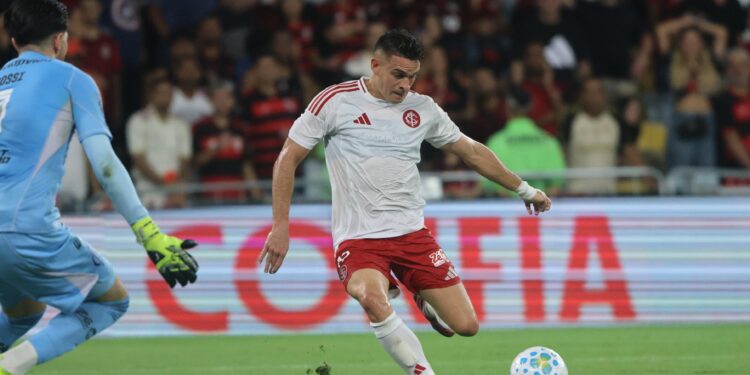Rafael Santos Borré marcó gol en empate de Internacional con Flamengo
