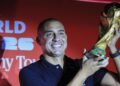 Trezeguet inauguró exhibición del trofeo de la Copa del Mundo en Bogotá