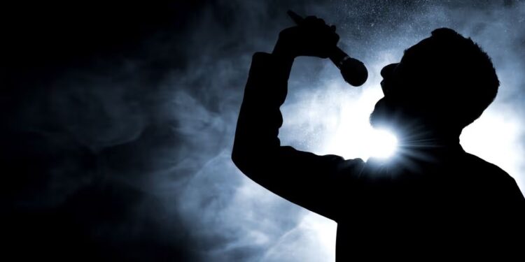 Video | ¿Por alcoholismo? Cantante genera preocupación en pleno show: sus ojos sangraron