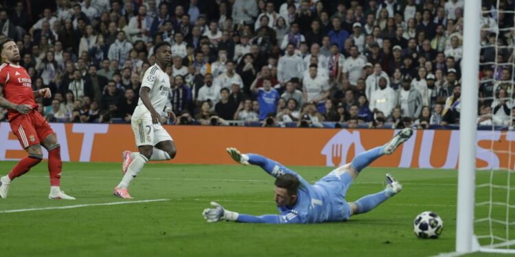 Vinicius volvió a bailar y Real Madrid aseguró su paso a octavos