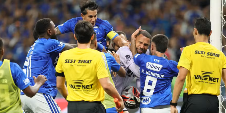23 expulsados por pelea en el clásico Mineiro vs. Cruzeiro
