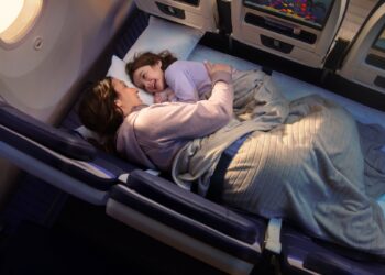 Aerolínea ofrecerá asientos de clase económica que se transforman en sofá
