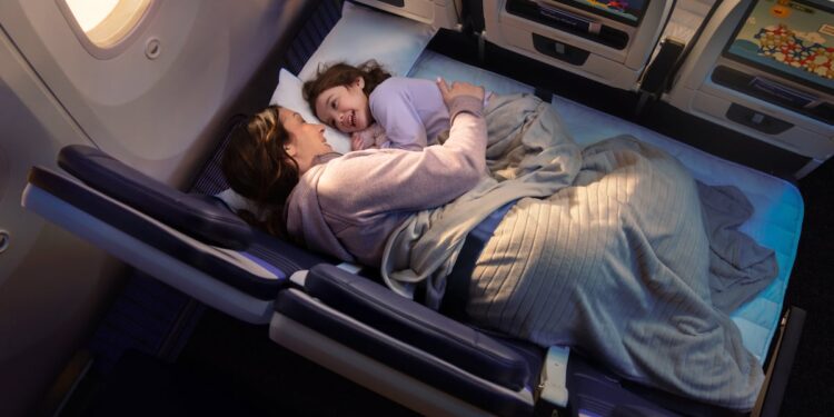 Aerolínea ofrecerá asientos de clase económica que se transforman en sofá