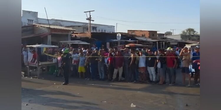 Asesinan de un tiro en la cabeza a presunto ‘cobradiario’ en el mercado El Boliche