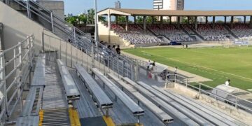 Así va la instalación de graderías móviles en el estadio Romelio Martínez