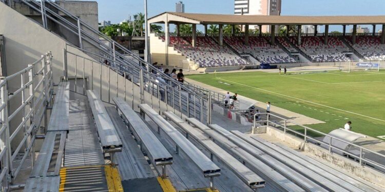 Así va la instalación de graderías móviles en el estadio Romelio Martínez