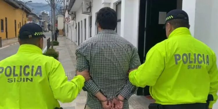 Capturan a hombre señalado de suplantar identidades con falsificación de huellas para sacar créditos bancarios