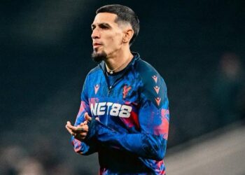 Daniel Muñoz salió lesionado del hombro en partido del Crystal Palace