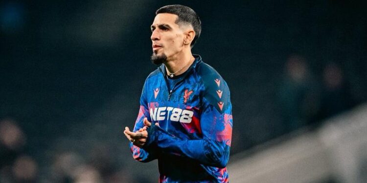 Daniel Muñoz salió lesionado del hombro en partido del Crystal Palace