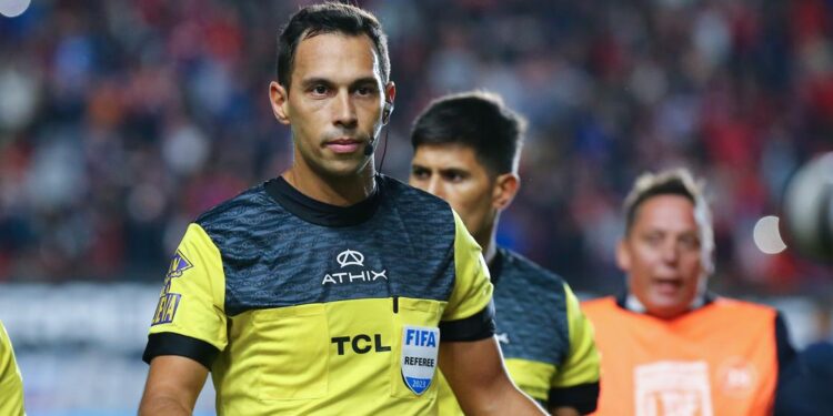 El árbitro argentino Facundo Tello dirigirá el partido Junior vs. Palmeiras