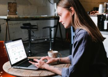 Emprendimiento femenino en Colombia sigue creciendo: 1 de cada 3 empresas que usan plataformas digitales de gestión es liderada por una mujer
