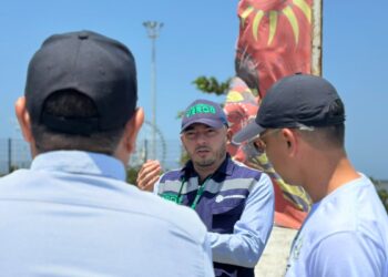 En Barranquilla investigan presunto vertimiento irregular tras aparición de aguas con color y olor extraño en el río