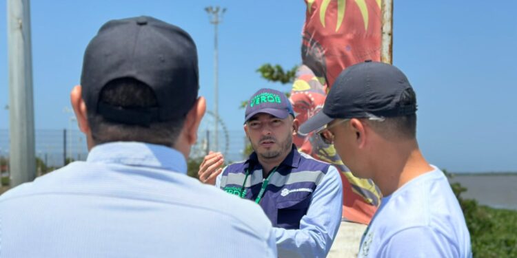 En Barranquilla investigan presunto vertimiento irregular tras aparición de aguas con color y olor extraño en el río