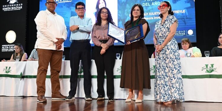 En Unisimón se entregaron distinciones por el Día del Profesor Bolivariano