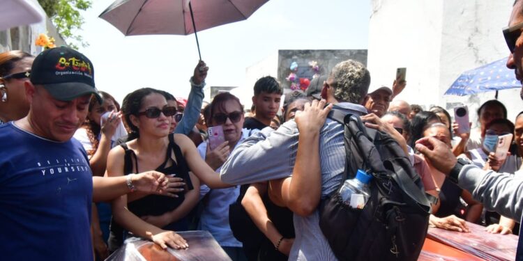 Entre llanto y desconsuelo, familiares y amigos despiden a las hermanas Hernández en el cementerio Calancala