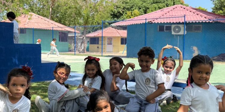 Estudiantes del Alexander Von Humboldt disfrutan espacios del colegio reverdecidos con grama del ‘Metro’ – Alcaldía de Barranquilla, Distrito Especial, Industrial y Portuario