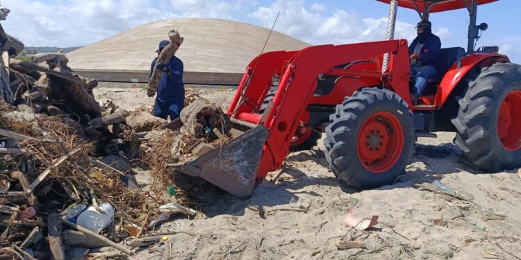 Gobernación retira al mes 90 metros cúbicos de desechos para garantizar buen estado en playa de Salinas del Rey