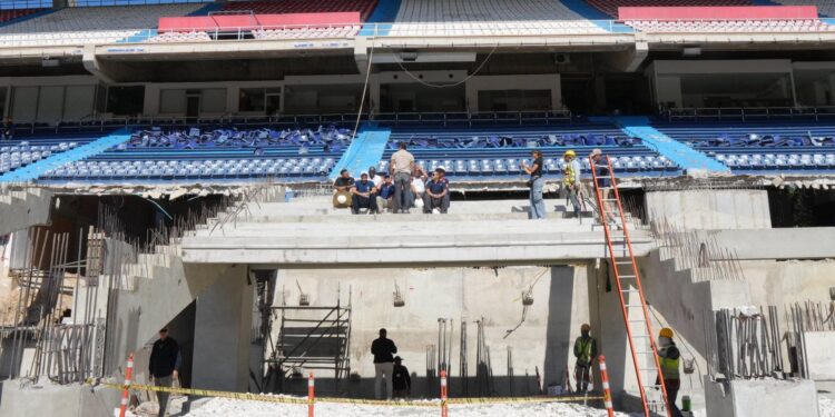 Inició instalación de nuevas graderías en el Metropolitano