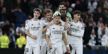 Real Madrid goleó al Elche en el Bernabéu y presiona al Barcelona en Liga