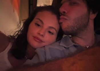 Selena Gómez desata polémica tras besar los pies de su esposo