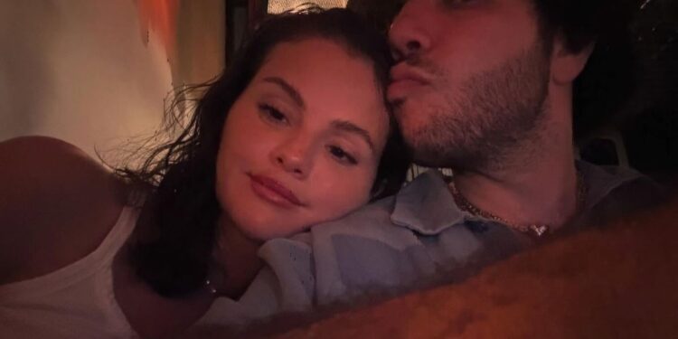 Selena Gómez desata polémica tras besar los pies de su esposo