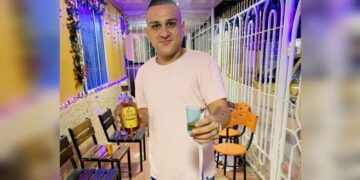 Sicarios en moto asesinan a un hombre en Villa Sevilla