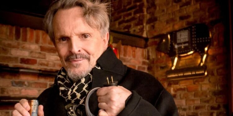 Video | Miguel Bosé es visto saliendo de “rumba” en Bogotá