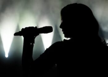 Video | Reconocida cantante es detenida por posesión de armas