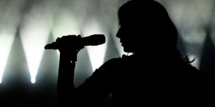 Video | Reconocida cantante es detenida por posesión de armas