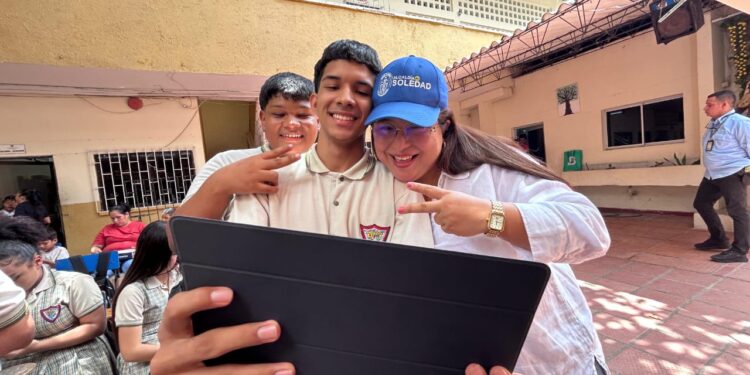 Alcaldía de Soledad entrega 2.270 tablets que conectan los sueños de estudiantes y fortalecen familias