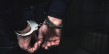 Arrestan a cantante por implicación en la muerte de una menor