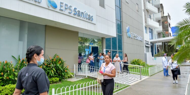 Cruz Verde anuncia que dejará de dispensar medicamentos a Sanitas EPS