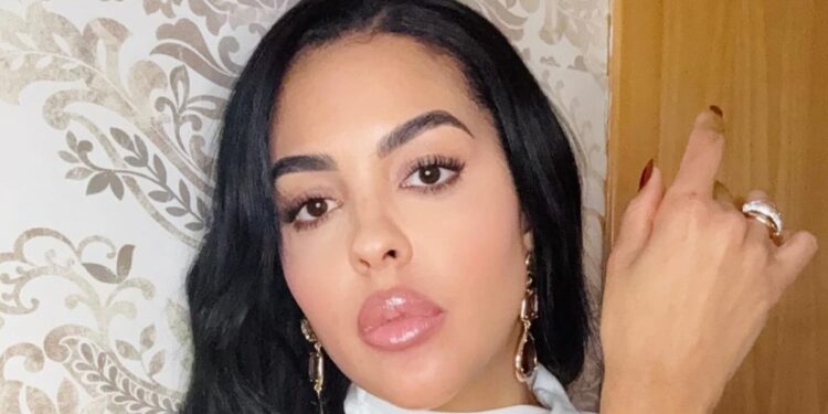 Doble de Georgina: un jeque le ofreció dinero por su vientre