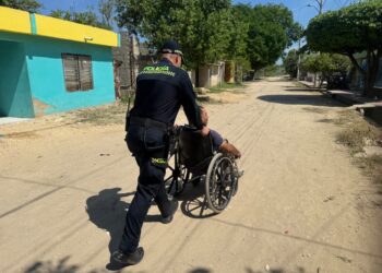 El hombre que empuja la vida… y la mano que no lo dejó solo