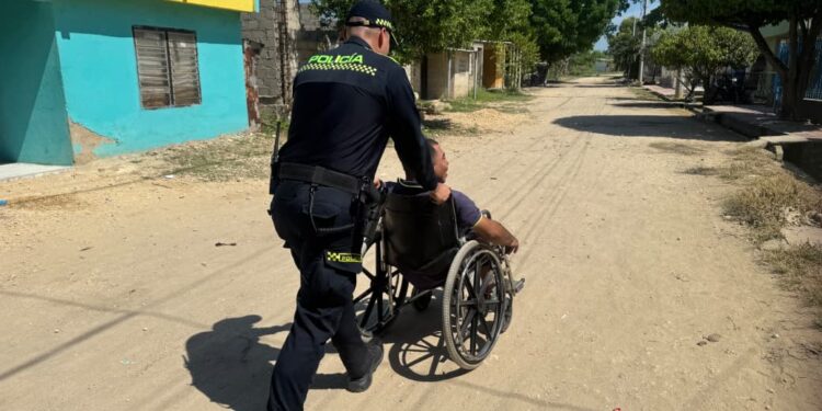 El hombre que empuja la vida… y la mano que no lo dejó solo