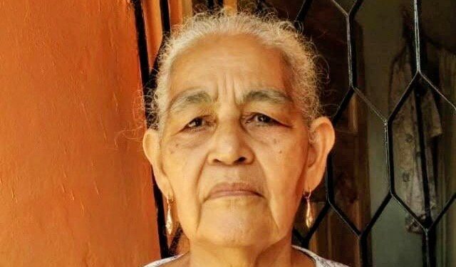 “Ella tiene alzhéimer“: buscan a adulta mayor que desapareció tras salir de su casa en Villa San Carlos