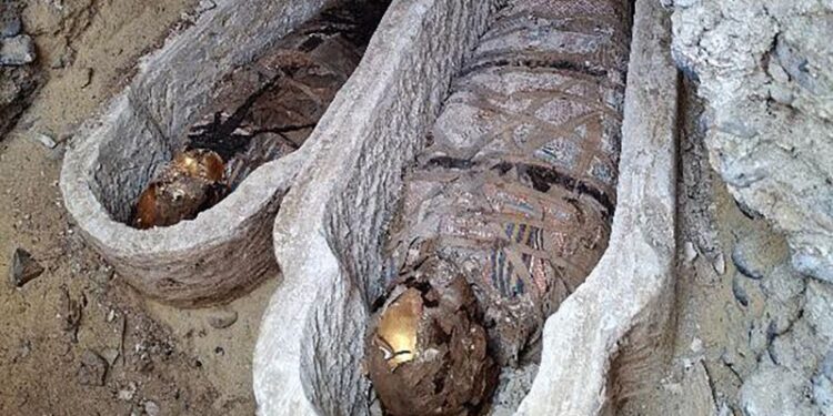 Hallazgo sin precedentes: desentierran una momia egipcia con pasaje de la “Ilíada” de Homero en el abdomen