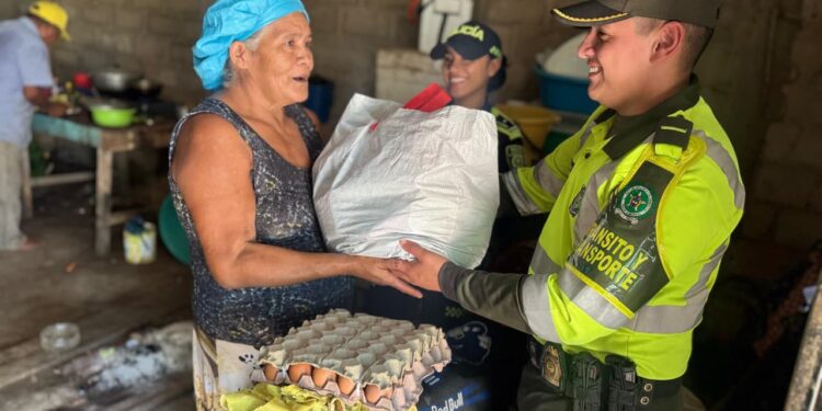 Jornada solidaria de la Policía benefició a habitantes del barrio Pastrana de Magangué