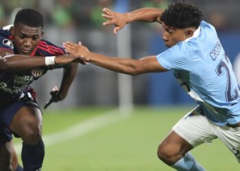 Junior se desbarató por la roja de Peña, perdió en Perú y se hunde en el sótano